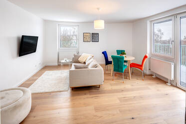 带现代化浴室的明亮屋顶露台公寓