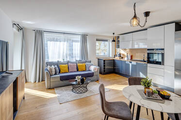 明亮、现代风格的公寓,带阳台