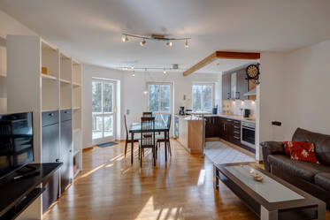 宽敞两居室公寓,带双层车库