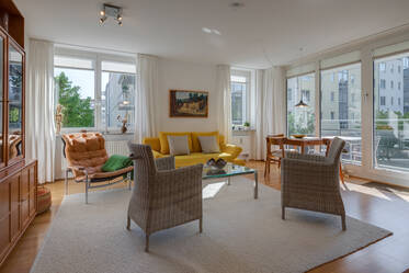 位于黄金地段的非常漂亮、阳光充足的三室公寓